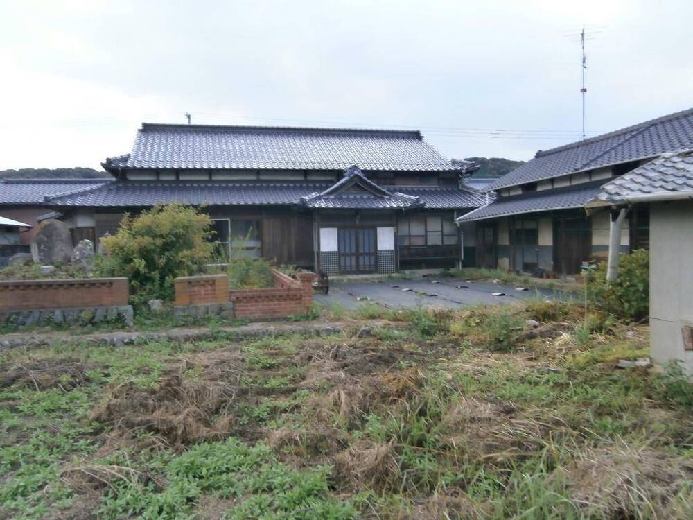 Traditional 8DK House with Large Land Plot in Chikujo, Fukuoka - Image 1