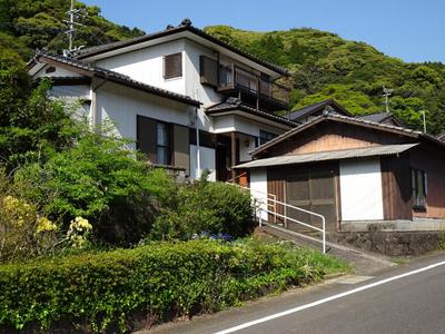 It is a two-story house with many rooms surrounded by rich nature. There is also a large warehouse, so you can enjoy outdoor work even on rainy days. Matsuura Railway Nishikyushu Line Sato Station / 12 minutes by car Matsuura Railway Nishikyushu Line Sato Station / 12 minutes by car — Image 1, Ogi, Saga