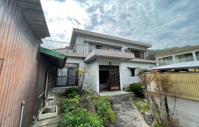 Located near the sea, with a steel-framed building and warehouse. — Image 1, Uchiko, Ehime