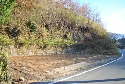 It is located far from the neighboring house and surrounded by fields and forests. — Image 1, Nishiawakura, Okayama