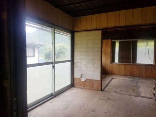 It is recruitment in the farmland with the building which can be used as a work hut - Thumbnail 2