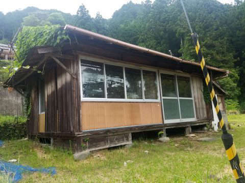 It is recruitment in the farmland with the building which can be used as a work hut - Image 1