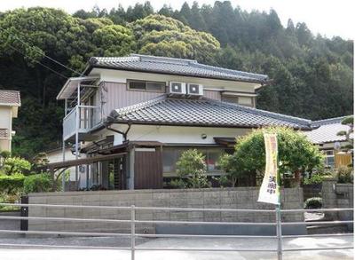 This property is located in an area close to elementary schools and interchanges. There are no conspicuous repair points because the remodeling is done as appropriate. You can also enjoy a large garden and a kitchen garden. — Image 1, Oita, Oita