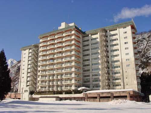 White Plaza Yuzawa Foret 1LDK Resort Condo in Niigata Ski Town - Image 1