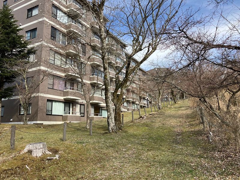 Pet-Friendly 1LDK Apartment for Sale in Royal Resort Yamanakako - Thumbnail 4