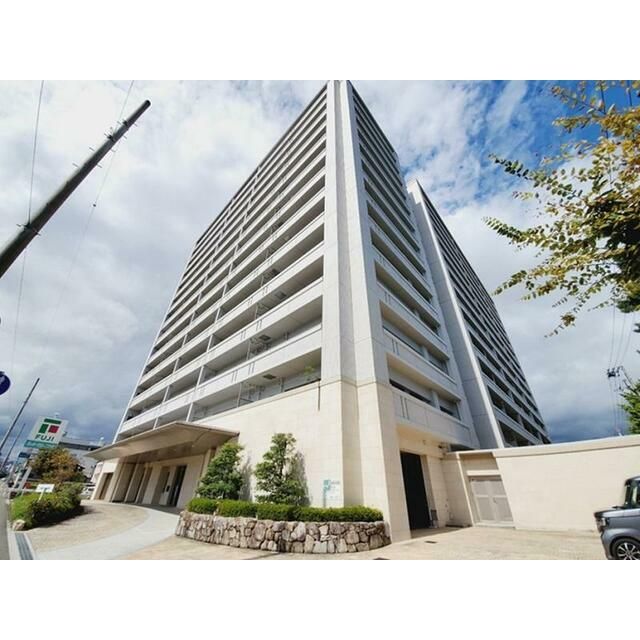 2LDK Top Floor Corner Apartment in Kochi City - Thumbnail 2