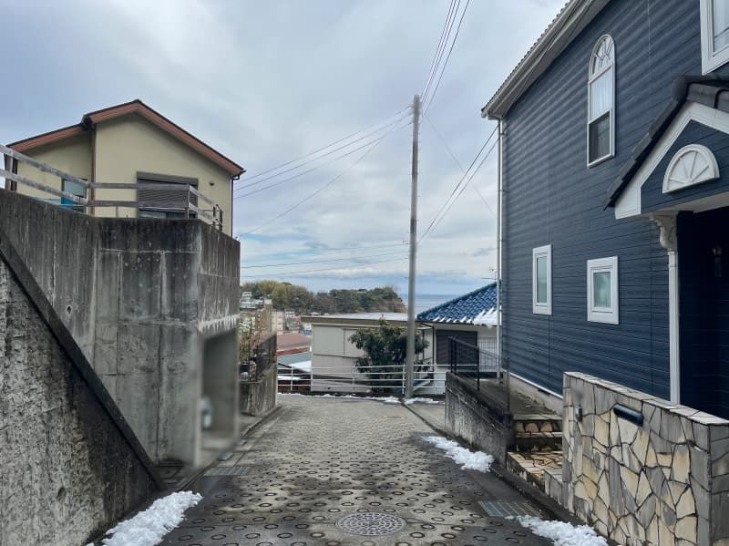 Land for Sale in Manazuru with Port Views | 1298m² Plot - Image 1