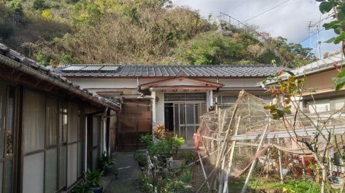 100 Yen Goto Islands Property: 3 Houses, Land & Field - Image 1