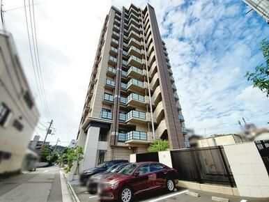 2LDK Apartment for Sale in Kochi City, Kochi Prefecture - Image 1