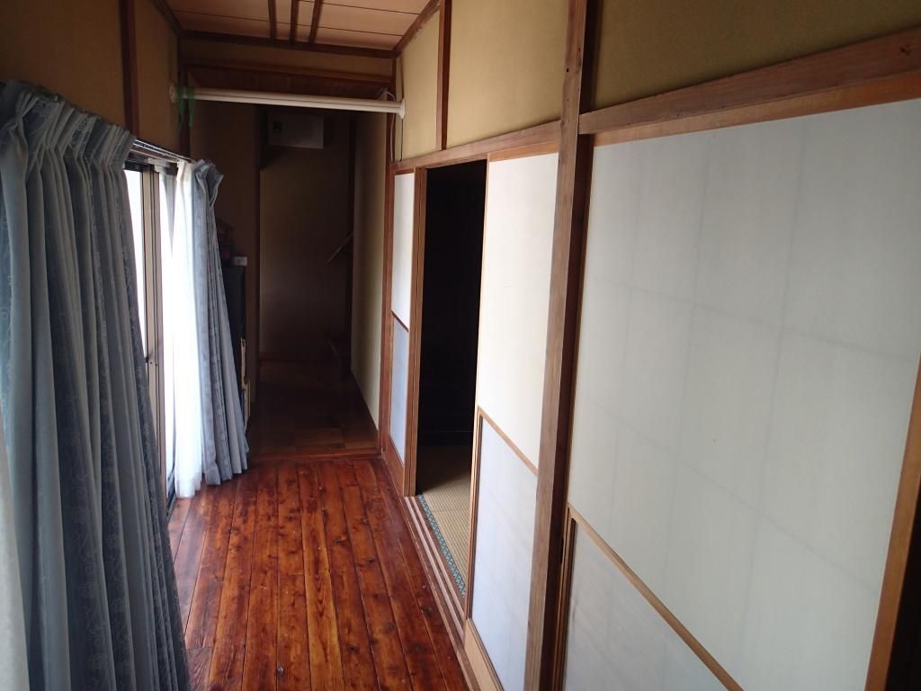 5-Bedroom House with Mountain Views in Otsuki, Yamanashi - Thumbnail 3