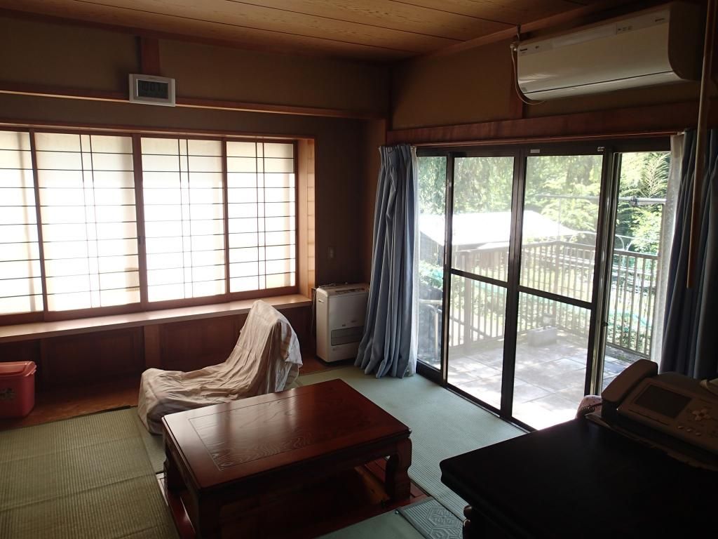 5-Bedroom House with Mountain Views in Otsuki, Yamanashi - Thumbnail 4