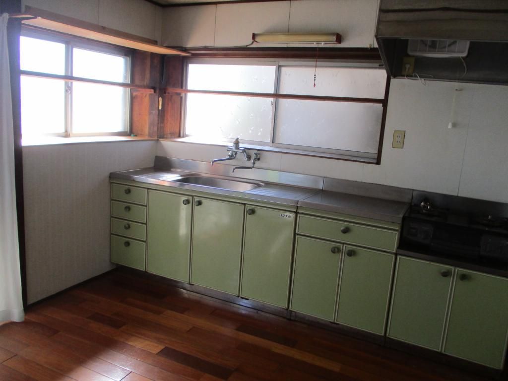 Two-Story Garage Home in Taku City, Saga Prefecture - Thumbnail 4