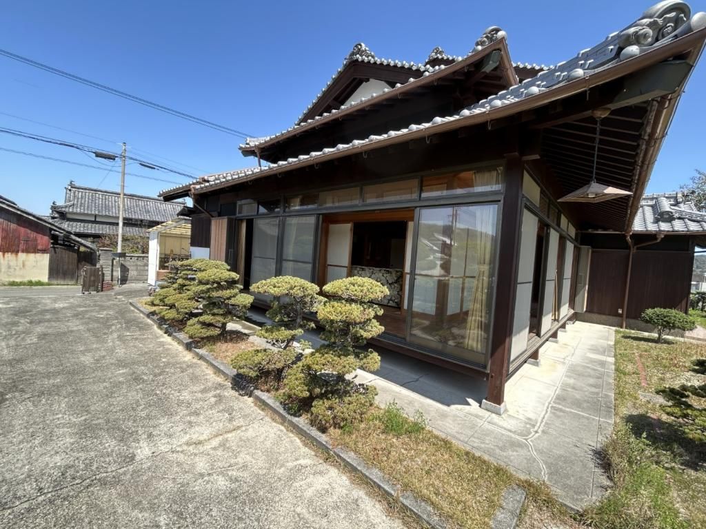 7DK House with Mountain View on Large Corner Lot in Imabari - Thumbnail 2