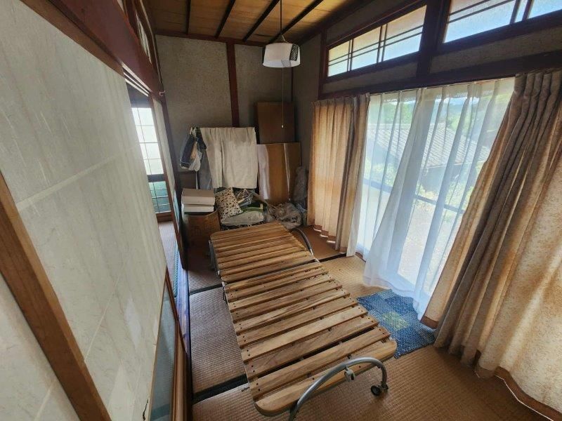 Secluded 5DK Akiya House on 350 sqm Corner Plot in Seiyo, Ehime - Thumbnail 3