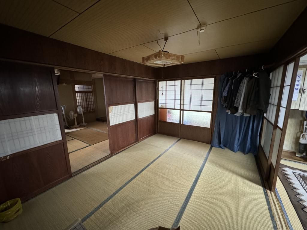 Rare Elevated Flat-Roof House with Field in Tokamachi, Niigata - Thumbnail 4