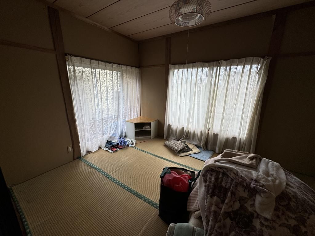 Rare Elevated Flat-Roof House with Field in Tokamachi, Niigata - Thumbnail 3