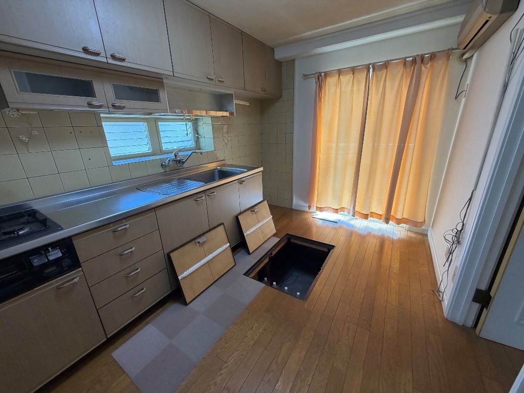 2DK House Near Mihara Station in Hiroshima for Sale - Thumbnail 2
