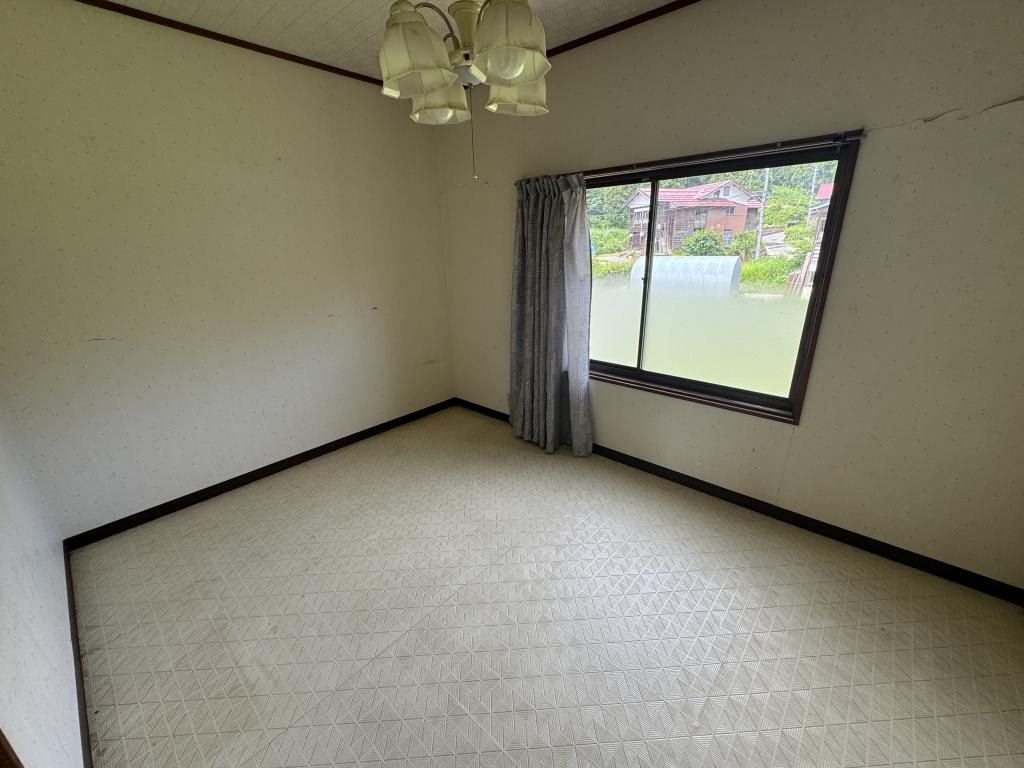 8K House with Garden in Tokamachi, Niigata - Akiya Bank Listing - Thumbnail 4