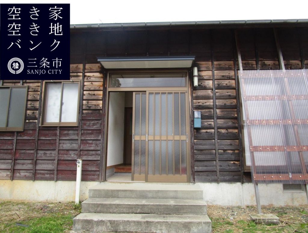 Single-Story 2DK House for Rent with Garden in Sanjo, Niigata - Image 1