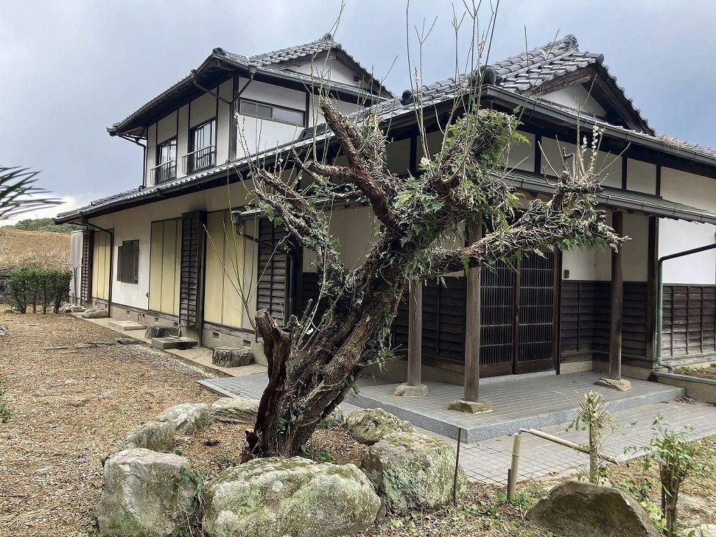 6-Bedroom Wooden House for Renovation in Imari, Saga - Image 1
