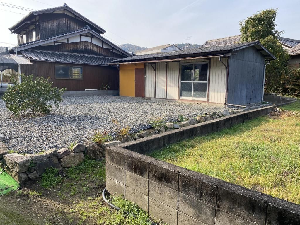 Two-Family 8DK House with Extra Land Plot in Asakuchi, Okayama - Thumbnail 4