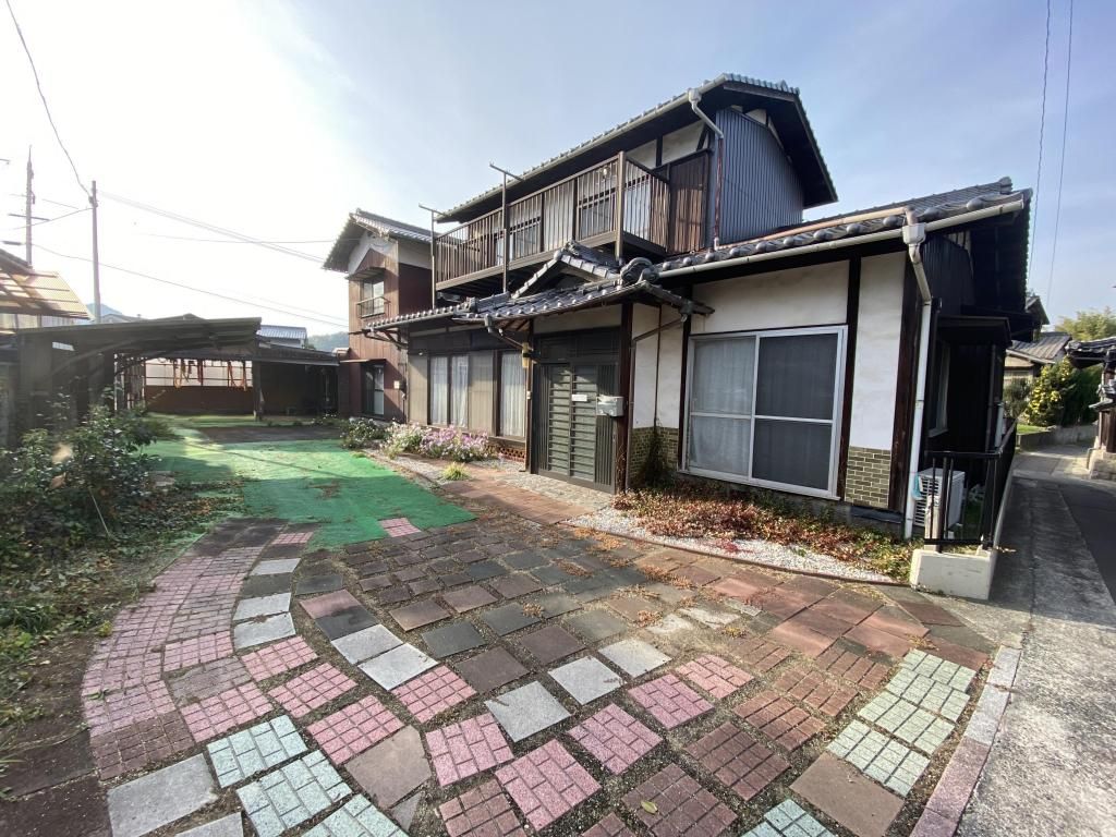 Two-Family 8DK House with Extra Land Plot in Asakuchi, Okayama - Thumbnail 2