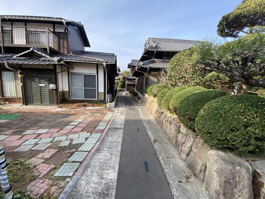 Two-Family 8DK House with Extra Land Plot in Asakuchi, Okayama - Thumbnail 3