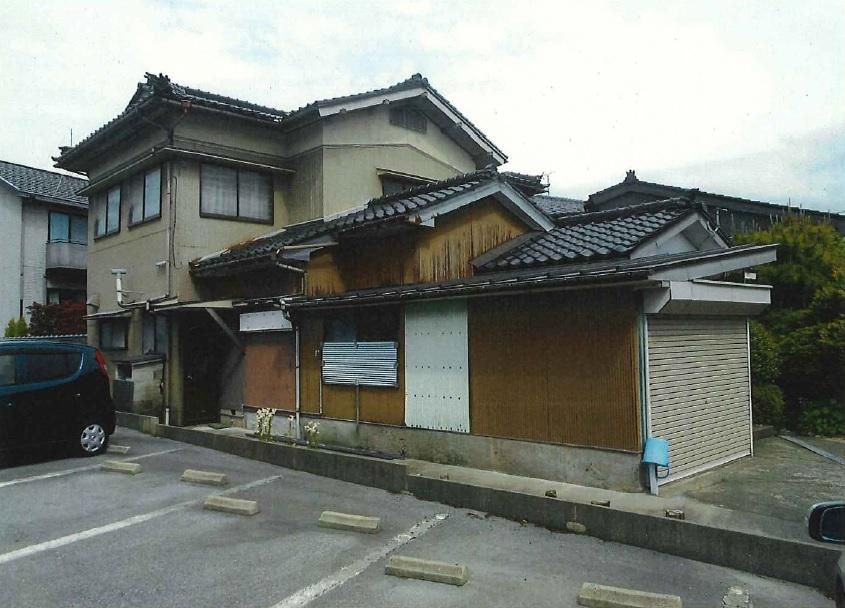 Spacious 1967 Detached House on Large Corner Lot in Uozu, Toyama - Thumbnail 3