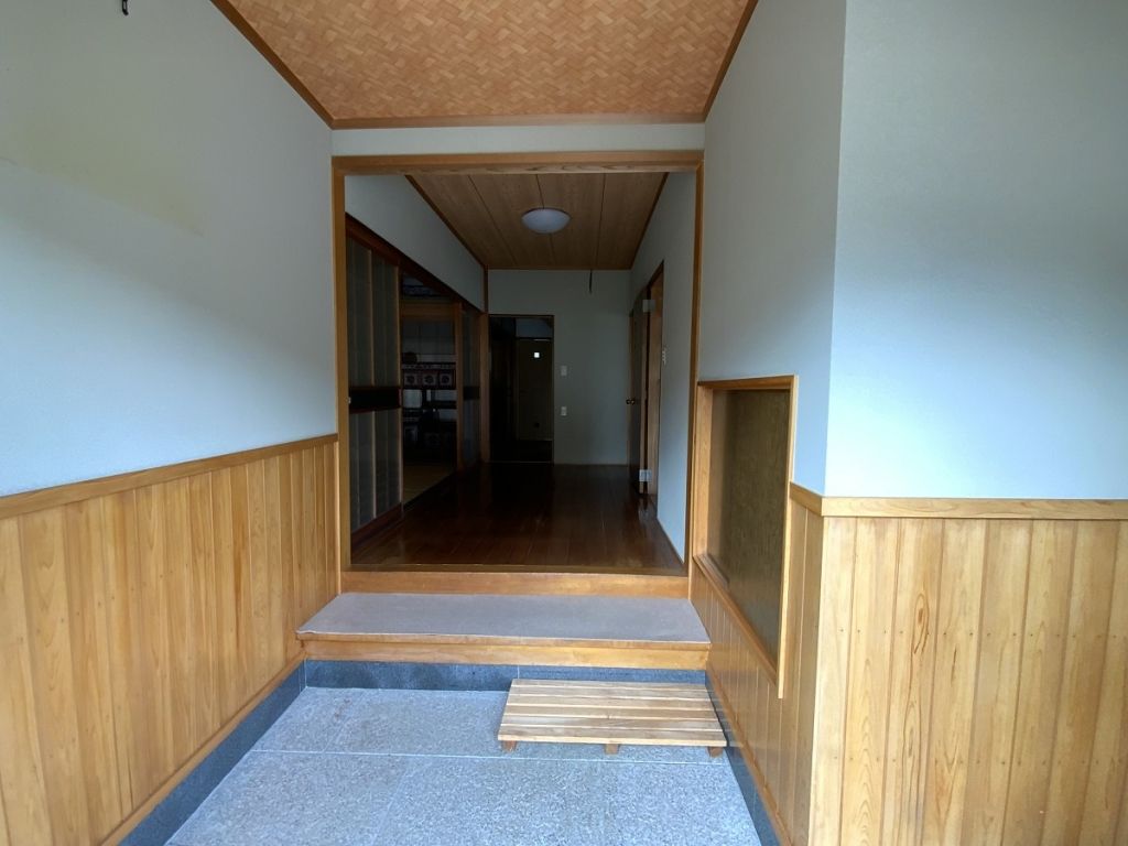8DK Traditional House for Sale on Large Corner Lot in Ogaki - Thumbnail 3