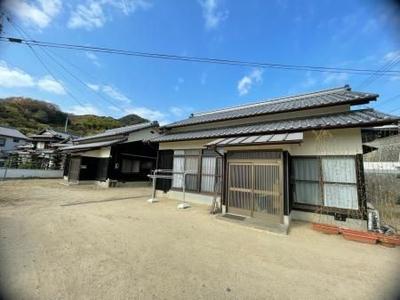 Seaside 3LDK Home with Two Buildings on Spacious Plot in Imabari — Image 1, Imabari, Ehime