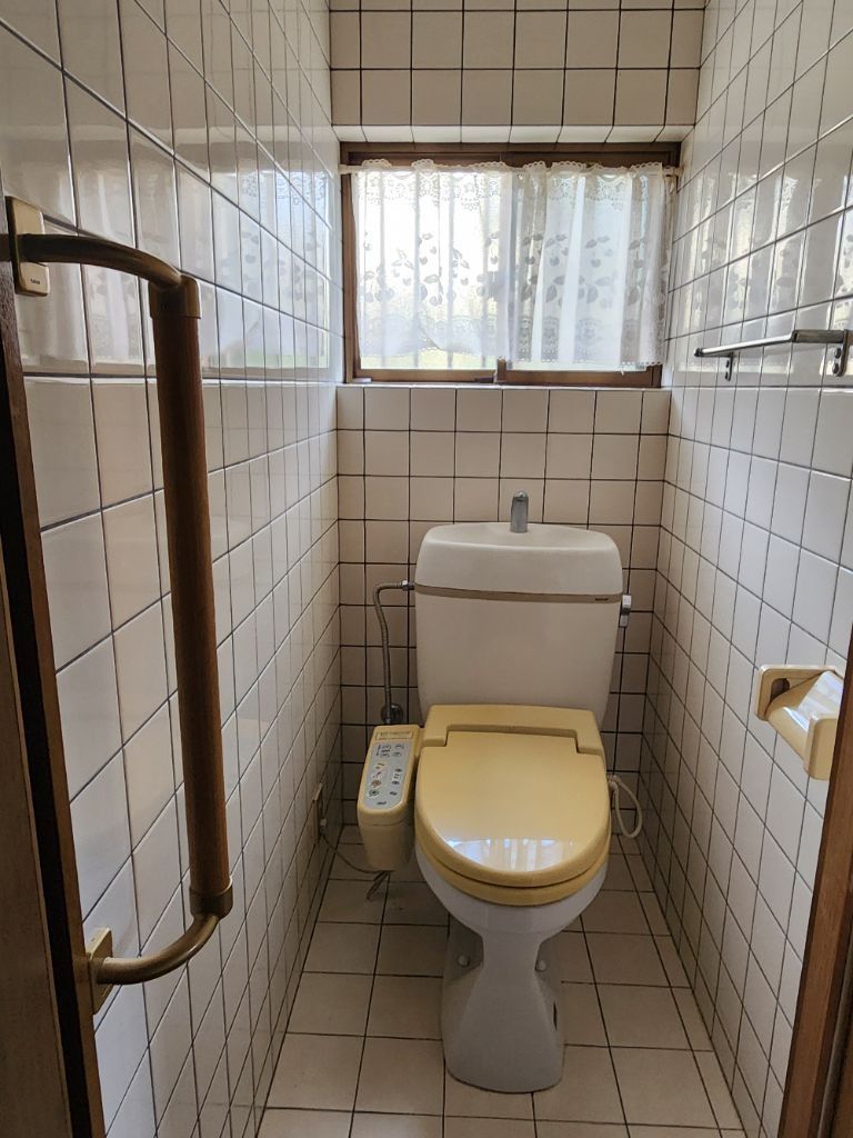 6LDK Two-Generation House for Sale in Tobe Town, Ehime - Image 1