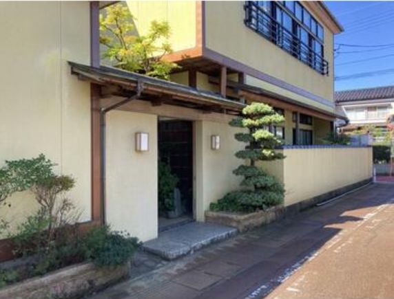 Former Ryotei Property with Large Japanese Room in Sanjo City - Thumbnail 2