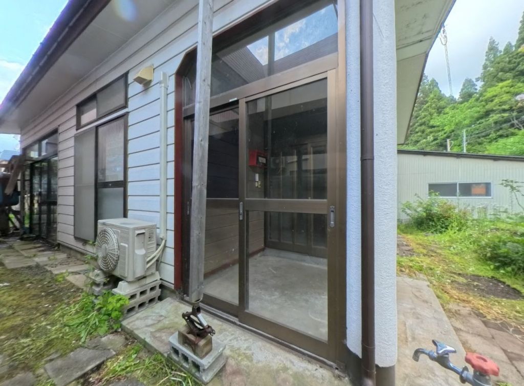 1977 Traditional 4DK House on 246m² Land in Odate, Akita - Image 1