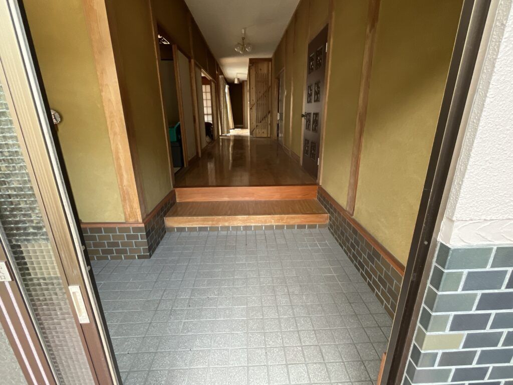 Spacious 1976 All-Electric House for Sale in Asago City, Hyogo - Thumbnail 3