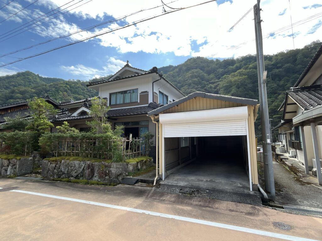 Spacious 1976 All-Electric House for Sale in Asago City, Hyogo - Thumbnail 2