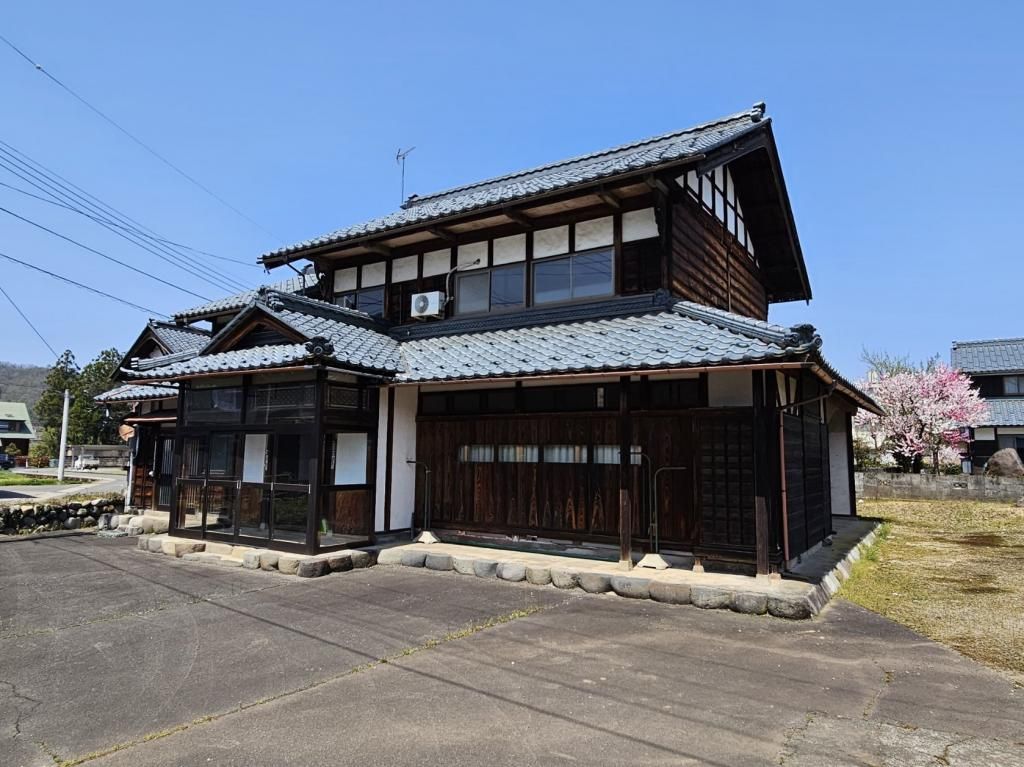 Traditional 10DK House with 100-Year-Old Storehouse in Ōno, Fukui - Thumbnail 2