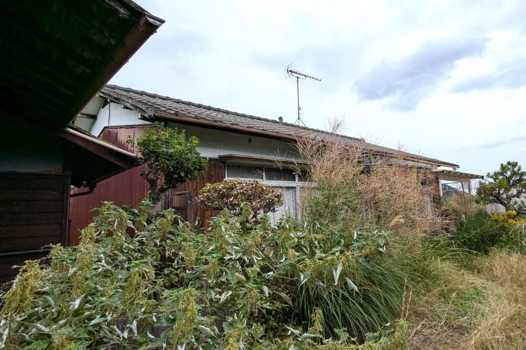 2.5 Million Yen Wooden House with Detached Building in Shikokuchuo - Thumbnail 2
