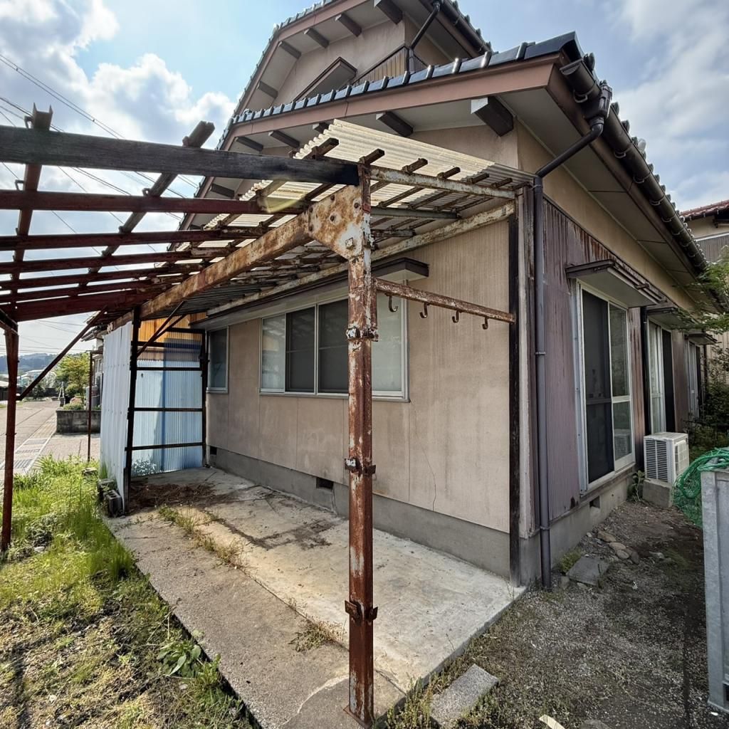 52-Year-Old Detached House for Sale in Oyabe, Toyama - Thumbnail 3