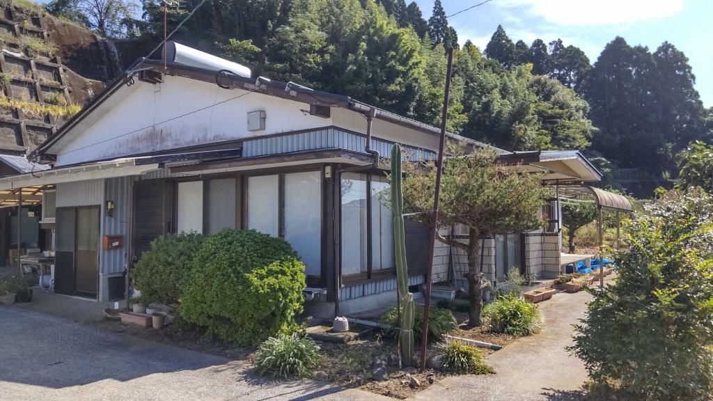 Spacious 5DK House with Farmland for Self-Sufficient Living in Kushima - Image 7