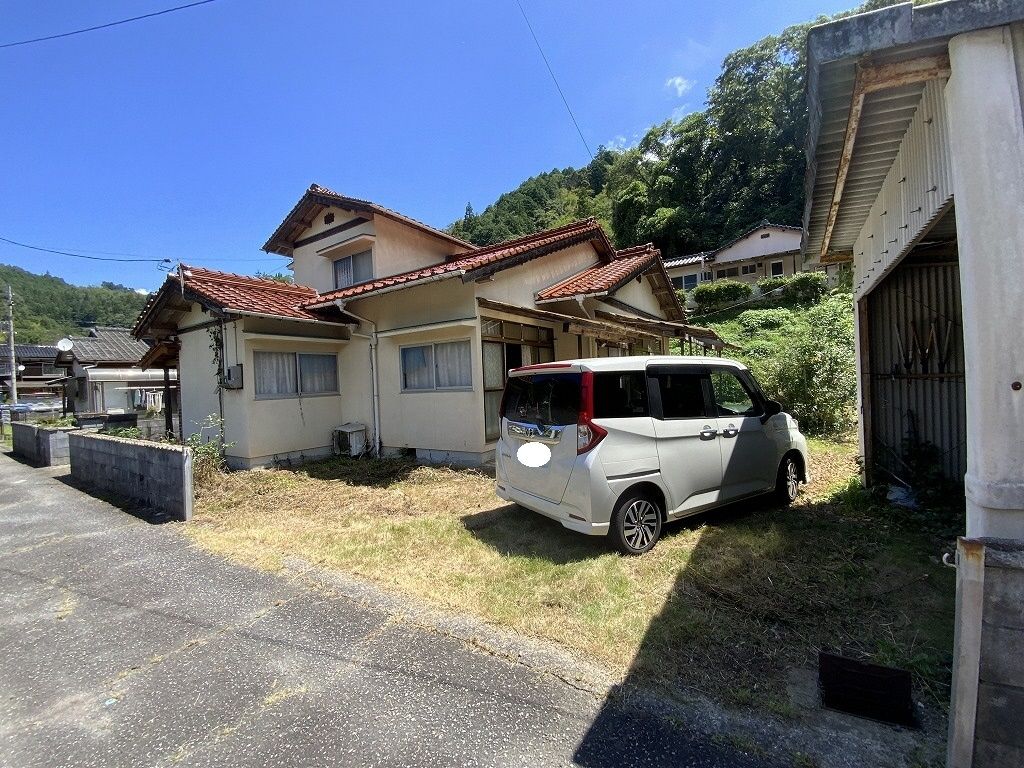 6LDK House for Sale in Iwakuni with Garden and Parking - Thumbnail 2