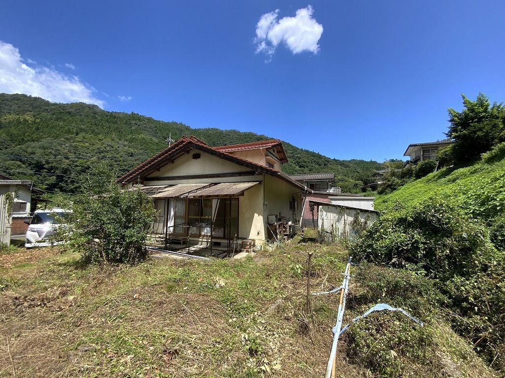 6LDK House for Sale in Iwakuni with Garden and Parking - Thumbnail 3
