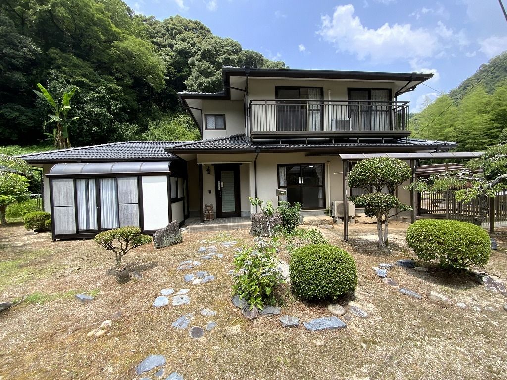 5LDK Rental House with Garage and Sunroom in Iwakuni - Image 1