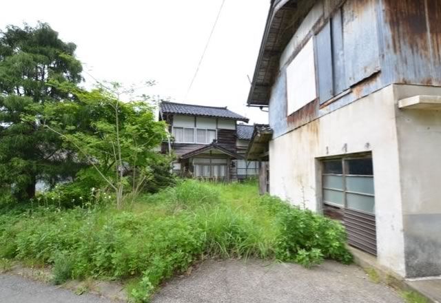 Sado Island Akiya: Spacious 6K House on 786sqm Land for Renovation - Thumbnail 2
