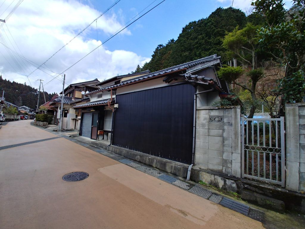 Single-Story Wooden Home with Garage for Sale in Asago City - Thumbnail 2