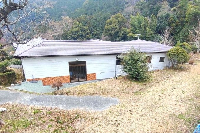 5LDK Wooden House on 2483 sqm Land in Shikokuchuo, Ehime - Thumbnail 2