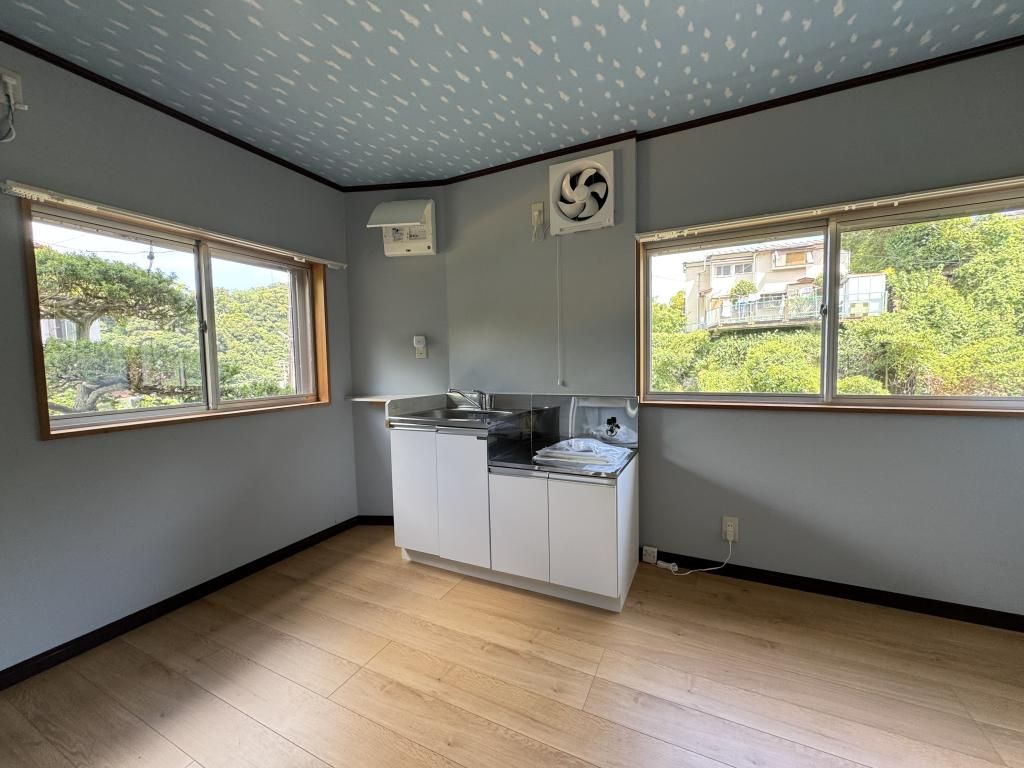 Renovated 1K House with Spacious Dirt Floor in Shimoda - Thumbnail 2