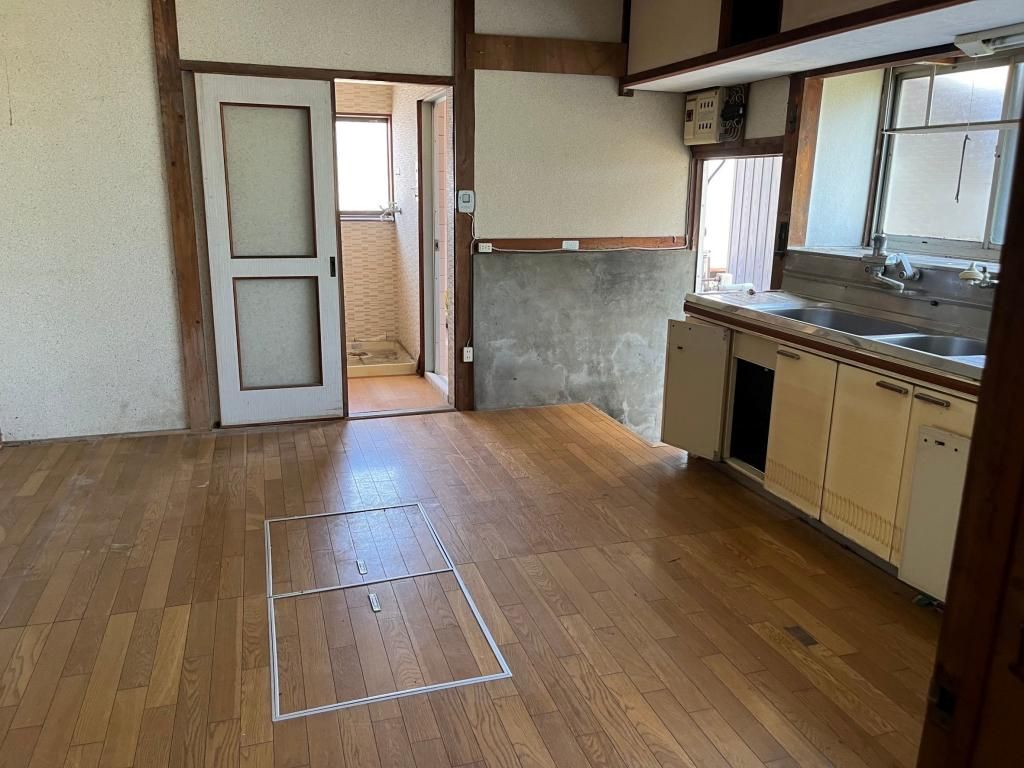 6DK Detached House for Sale on Large Corner Plot in Niihama - Thumbnail 4