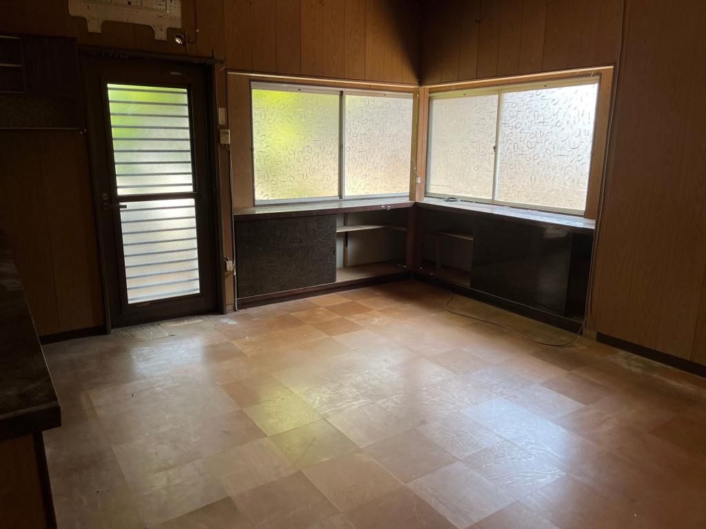 6DK Detached House for Sale on Large Corner Plot in Niihama - Thumbnail 2