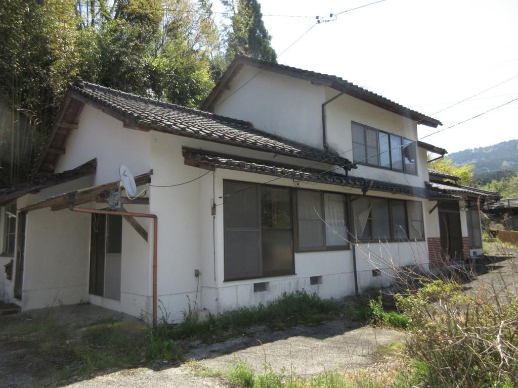 Traditional 6K House with Large Land in Yufu City - Image 1