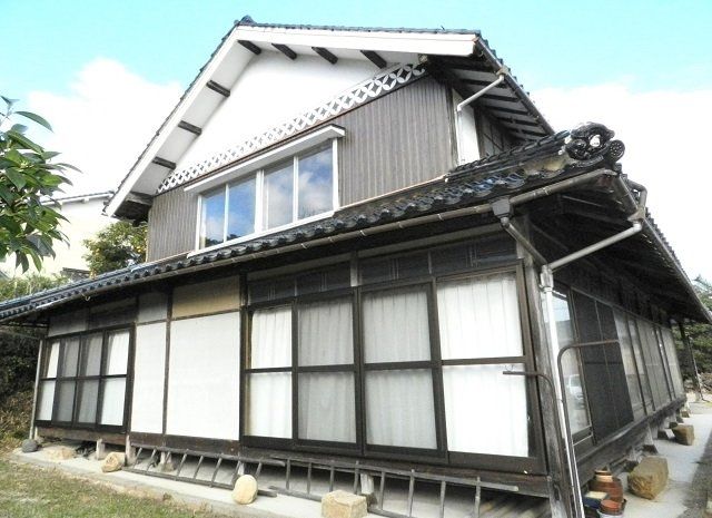Traditional Kominka with Storehouse & Garden for Sale in Kurayoshi - Image 1